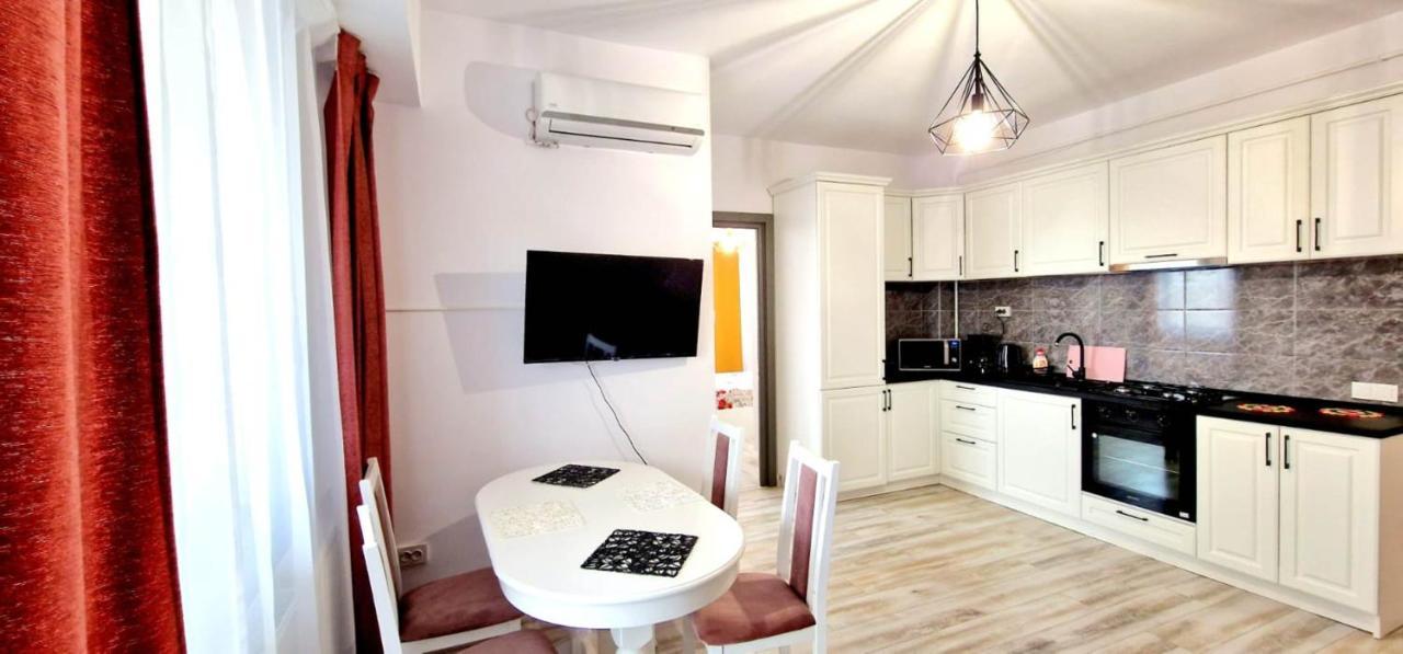 Evelyn Modern Apartment Near Palas Iasi Exterior photo